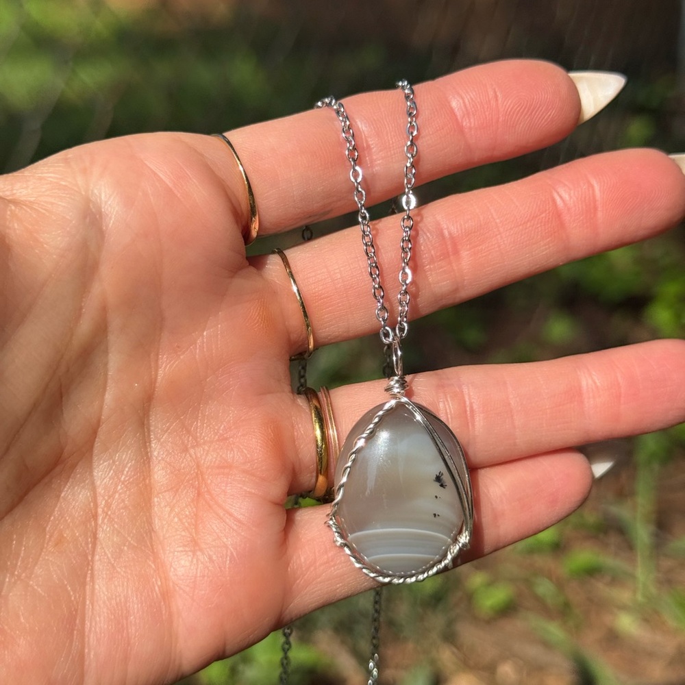 Grey agate crystal necklace - Picture 3 of 4